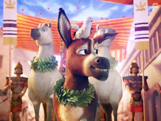 Keegan-Michael Key and Steven Yeun in The Star (2017)