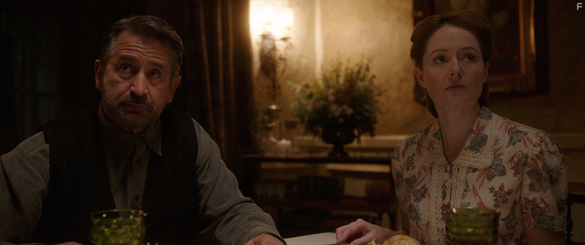 Anthony LaPaglia and Miranda Otto in Annabelle: Creation (2017)