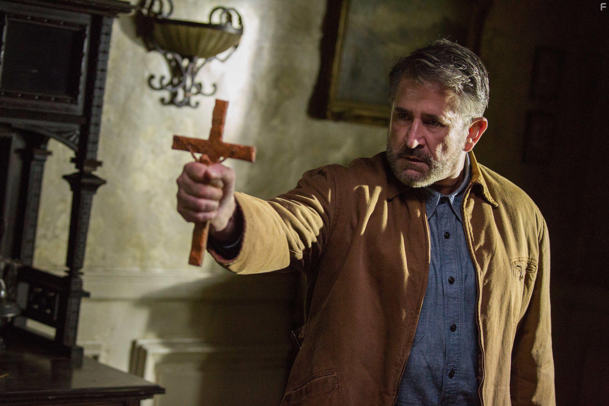 Anthony LaPaglia in Annabelle: Creation (2017)