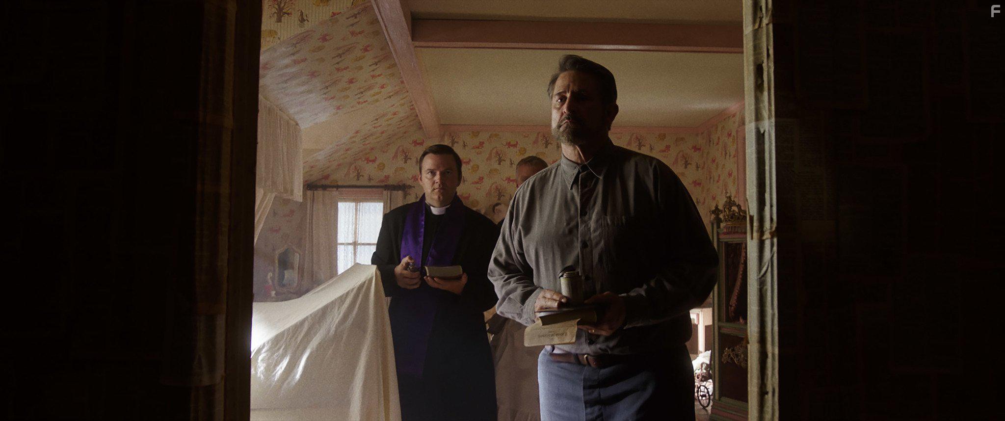 Anthony LaPaglia in Annabelle: Creation (2017)