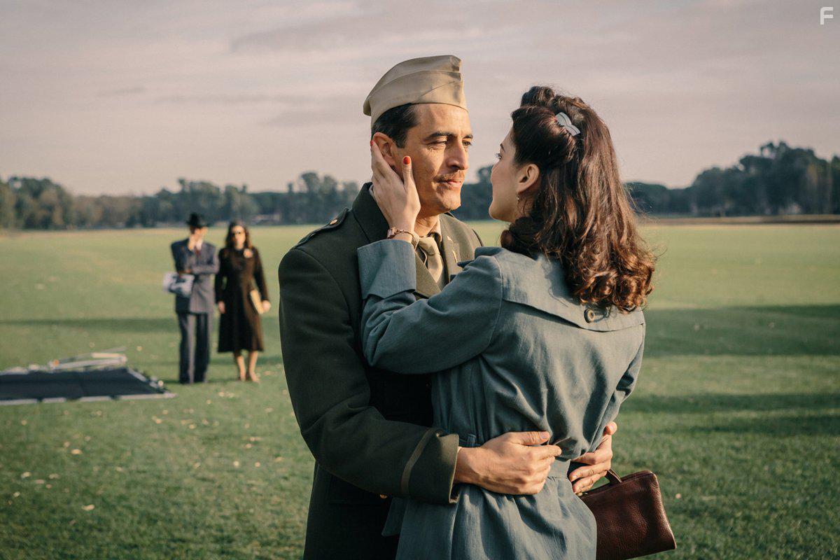 Miriam Leone and Pif in In guerra per amore (2016)