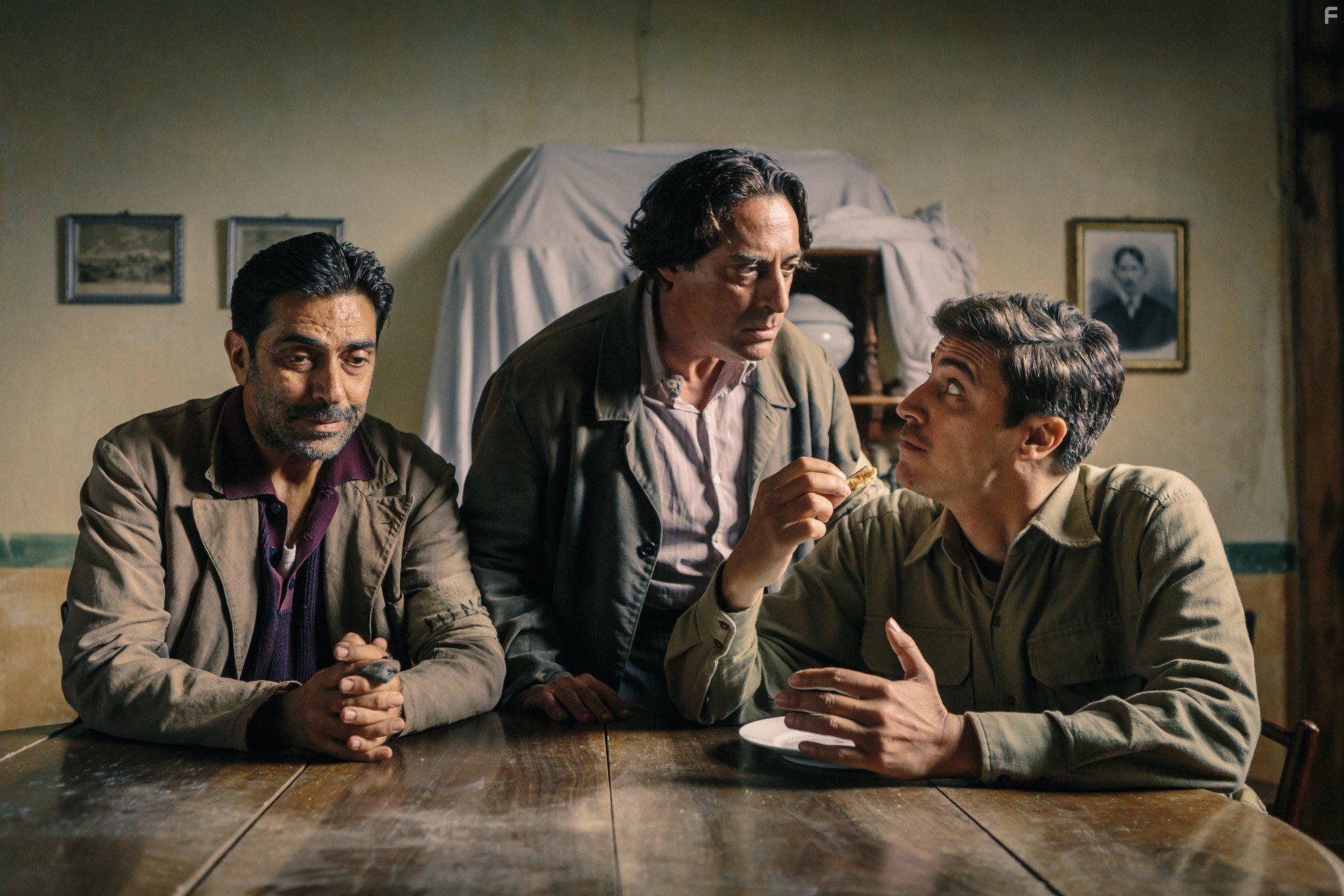 Sergio Vespertino, Pif, and Maurizio Bologna in In guerra per amore (2016)