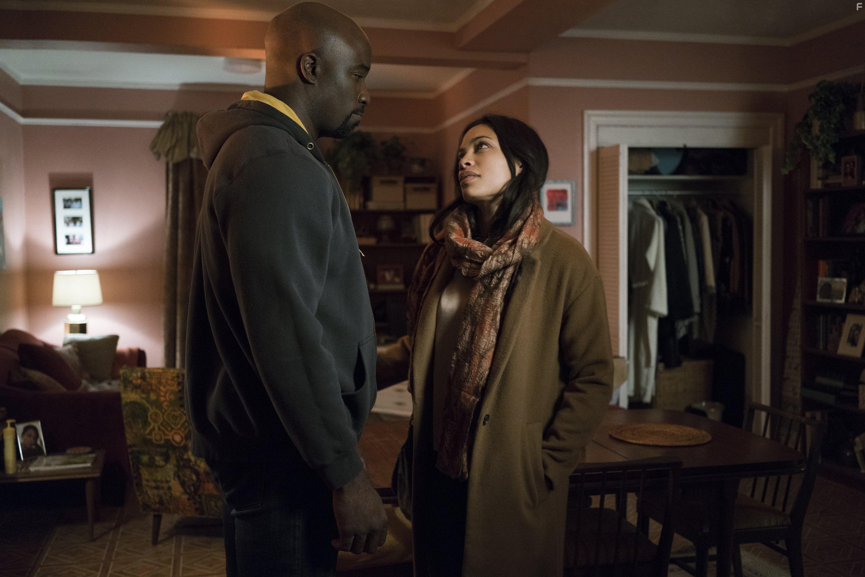 Rosario Dawson and Mike Colter in The Defenders (2017)