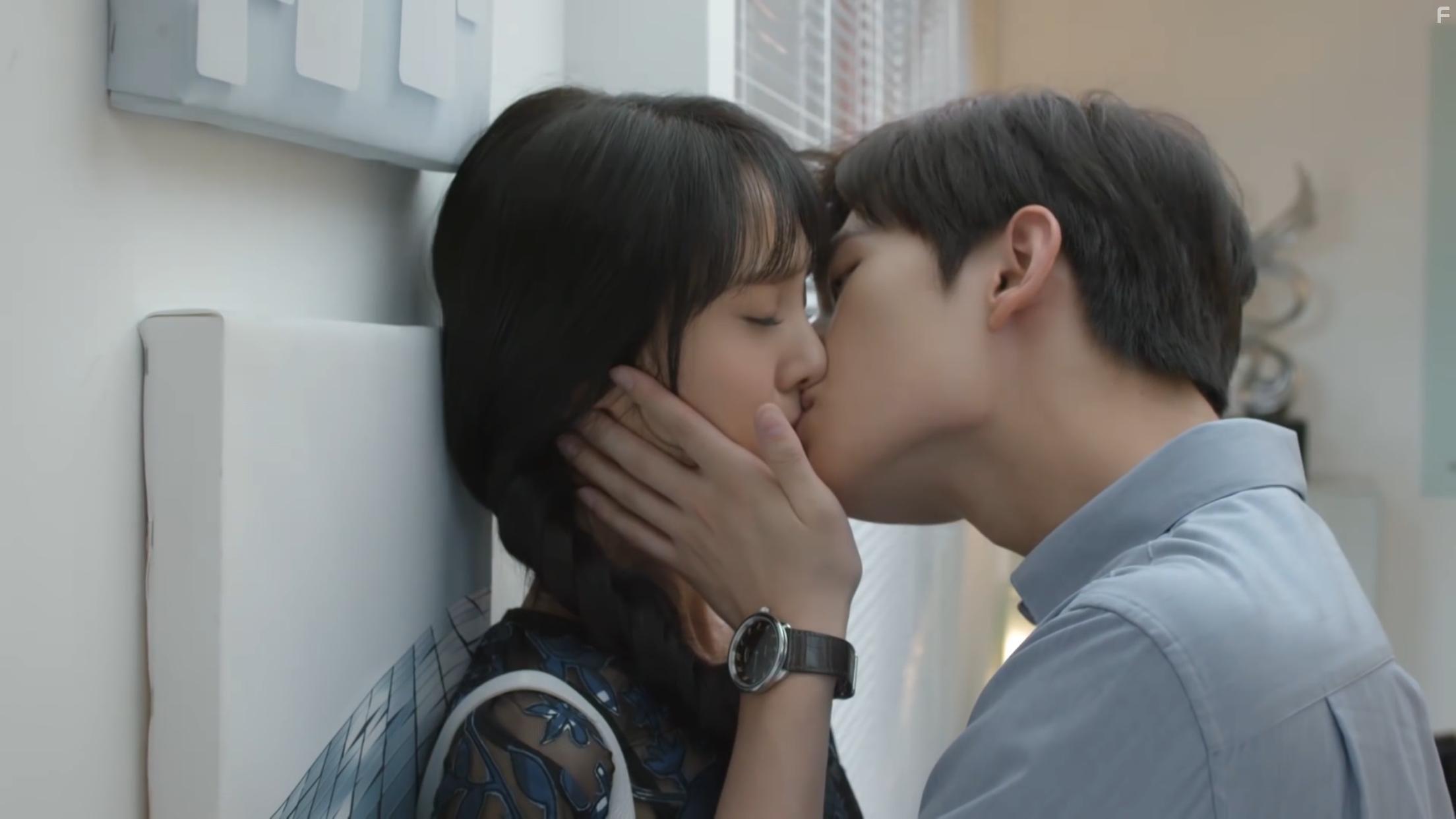 Yang Yang and Shuang Zheng in Love O2O (2016)