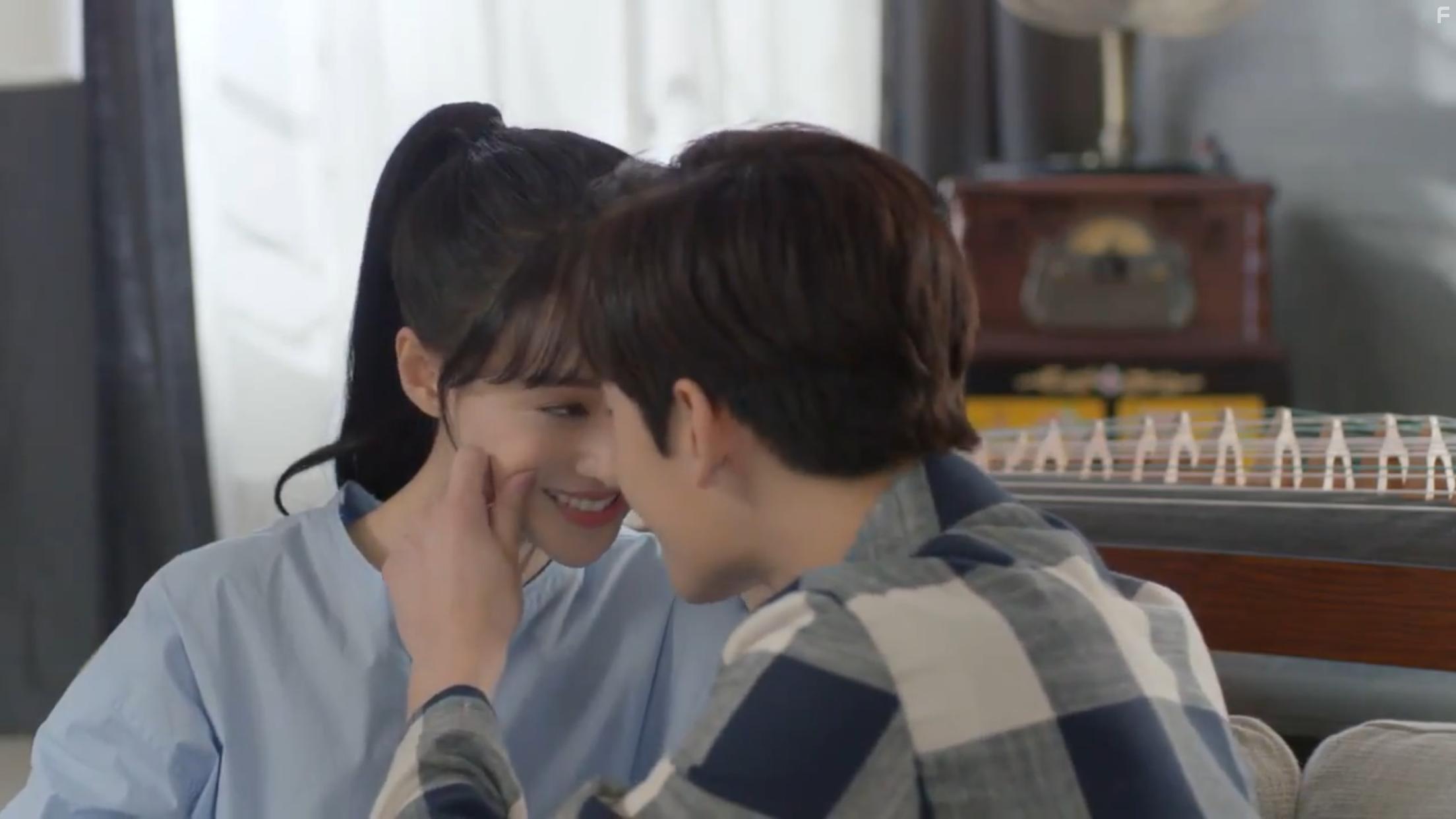 Yang Yang and Shuang Zheng in Love O2O (2016)