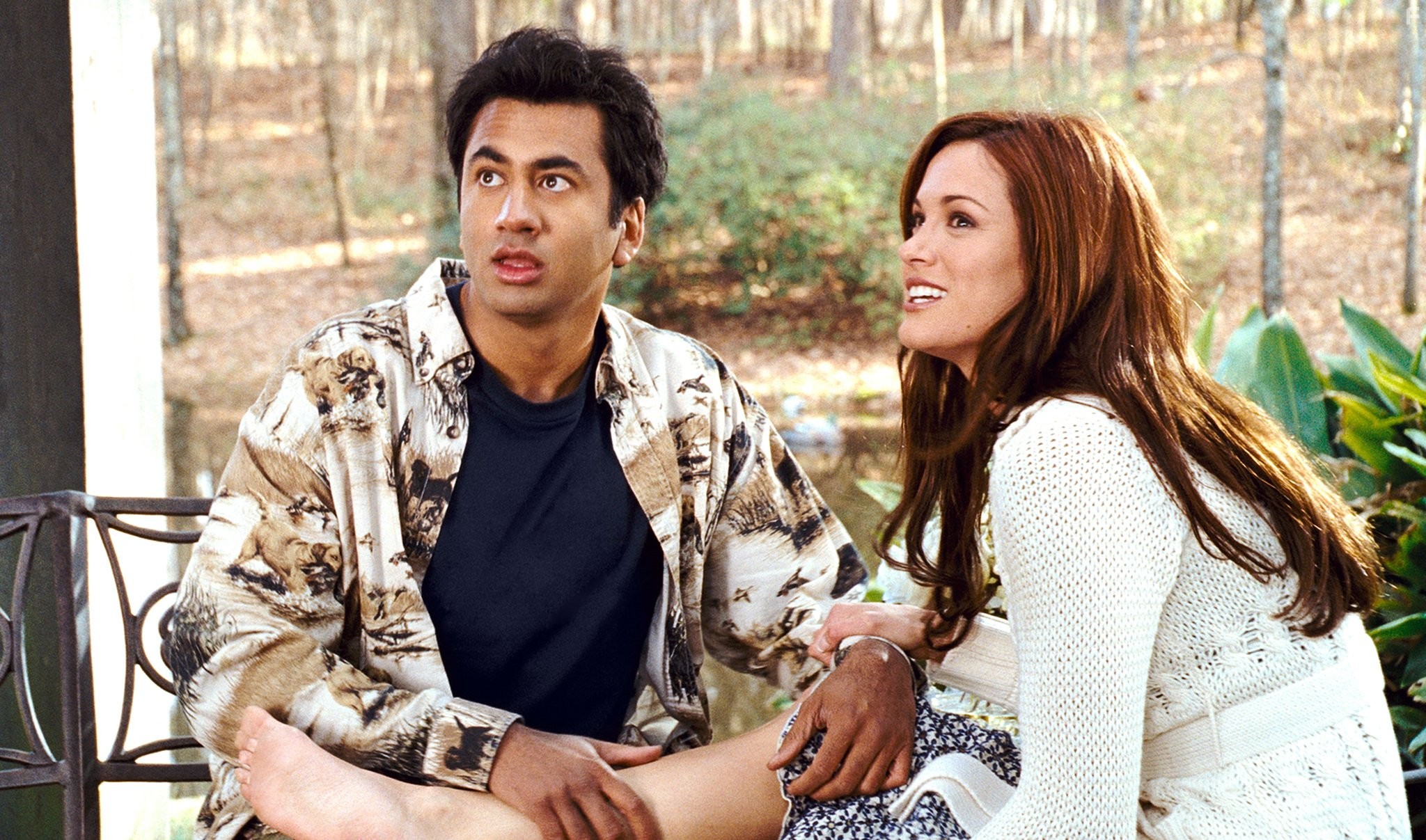 Kal Penn and Danneel Ackles in Гарольд и Кумар: Побег из Гуантанамо (2008)