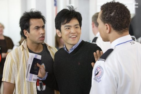 John Cho and Kal Penn in Гарольд и Кумар: Побег из Гуантанамо (2008)