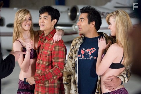 John Cho and Kal Penn in Гарольд и Кумар: Побег из Гуантанамо (2008)