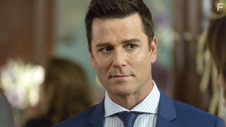 Yannick Bisson in Three Bedrooms, One Corpse: An Aurora Teagarden Mystery (2016)