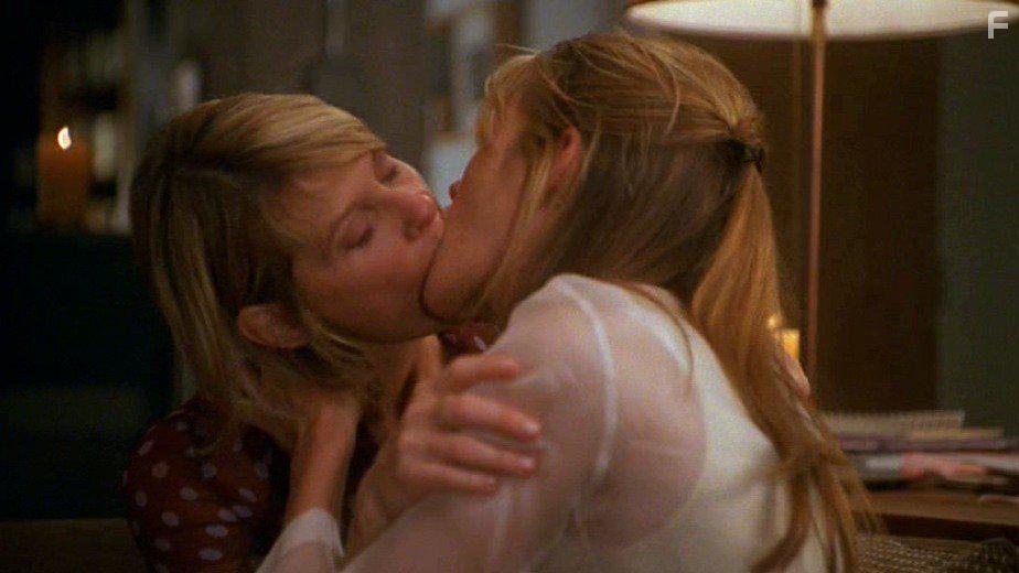 Elle Macpherson and Kate Capshaw in A Girl Thing (2001)
