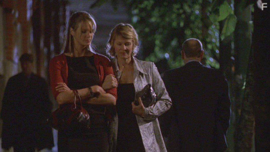 Elle Macpherson and Kate Capshaw in A Girl Thing (2001)
