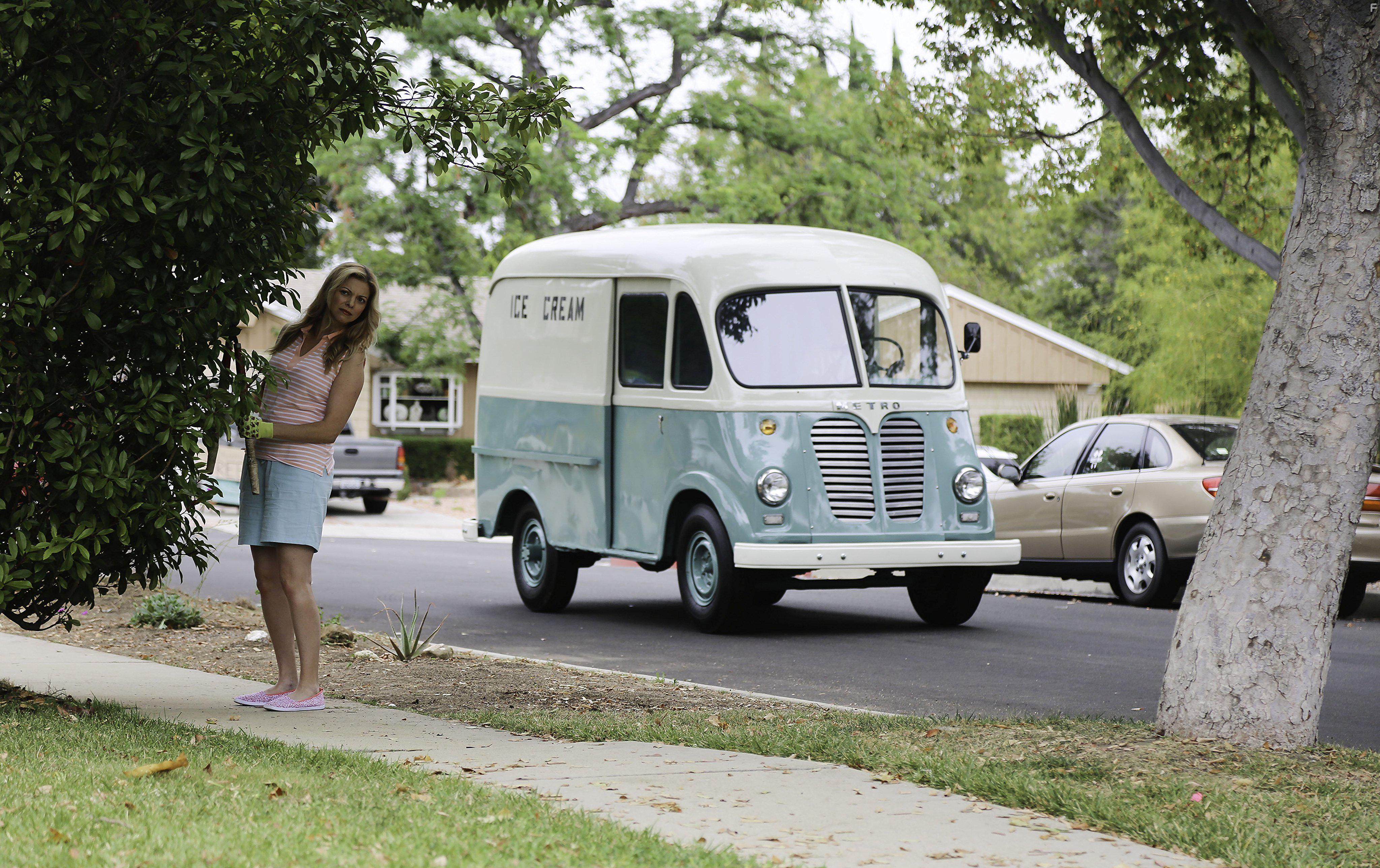 Hilary Barraford and Emil Johnsen in The Ice Cream Truck (2017)