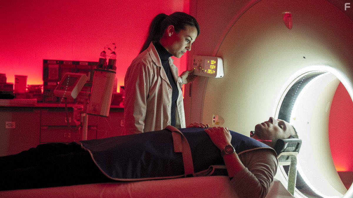 Leonor Watling and Pablo Derqui in Pulsaciones (2016)