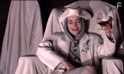 Amanda Donohoe in Логово белого червя (1988)