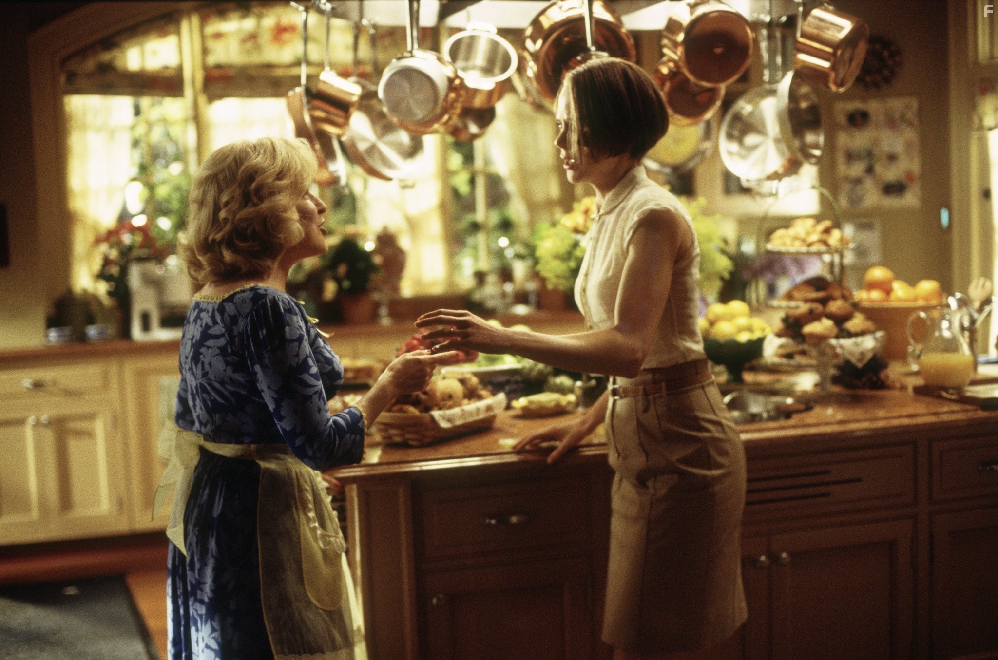Nicole Kidman and Bette Midler in Стэпфордские жены (2004)