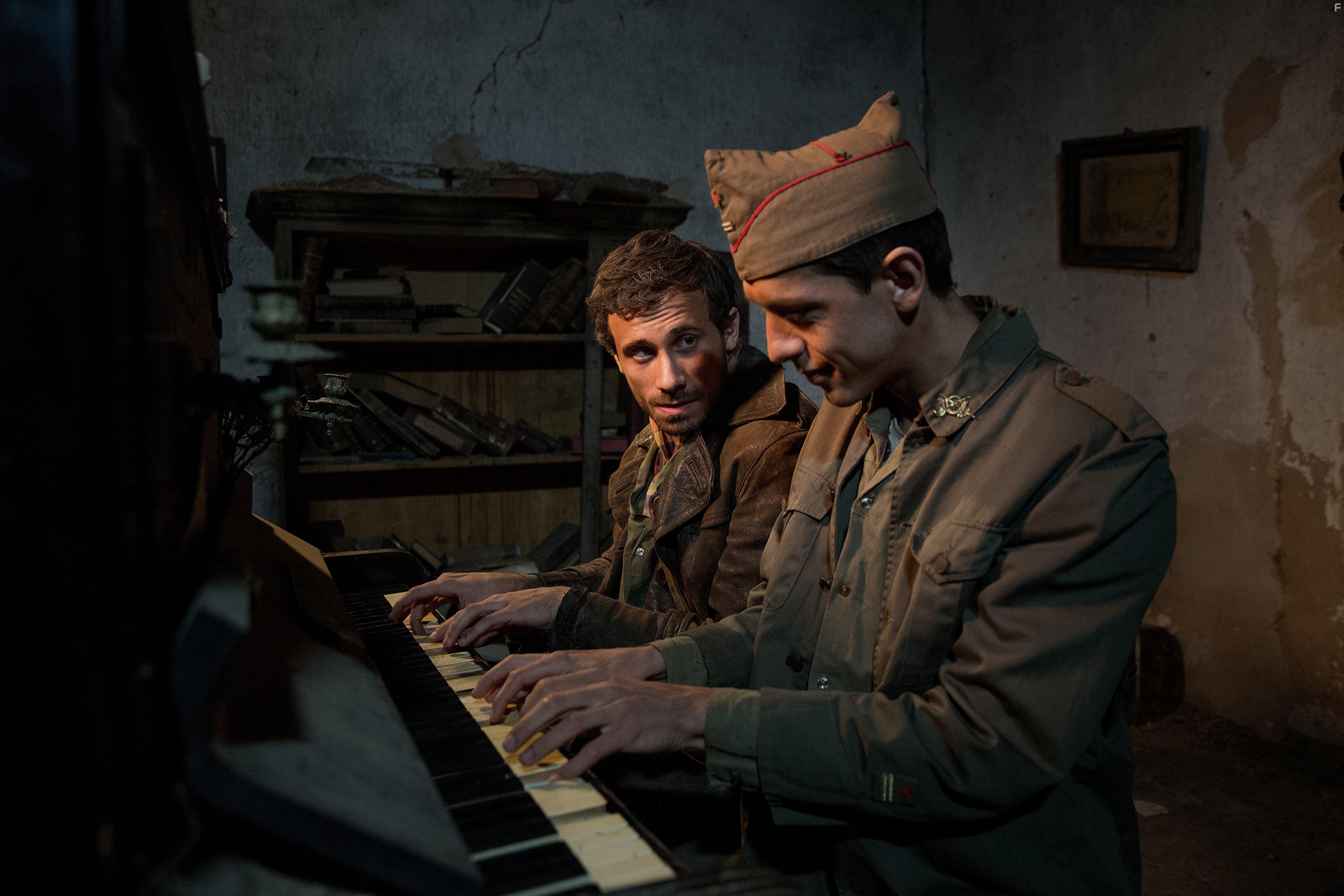 Marcel Borrs and Oriol Pla in Incerta glria (2017)