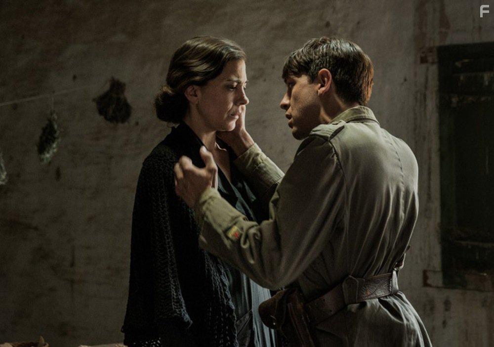 Nria Prims and Marcel Borrs in Incerta glria (2017)