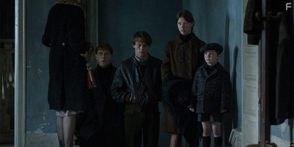 George MacKay, Mia Goth, Matthew Stagg, and Charlie Heaton in Marrowbone (2017)
