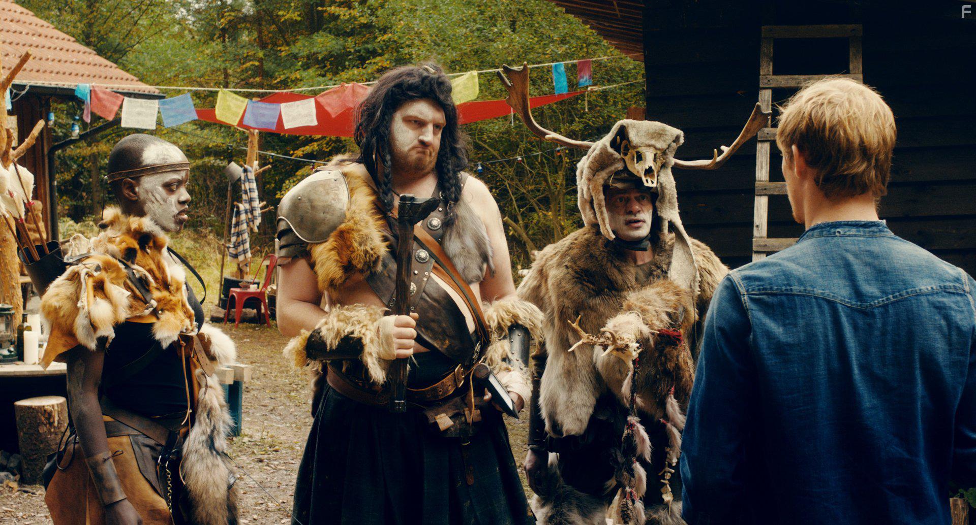 Florence Kasumba and David Schtter in Offline - Das Leben ist kein Bonuslevel (2016)