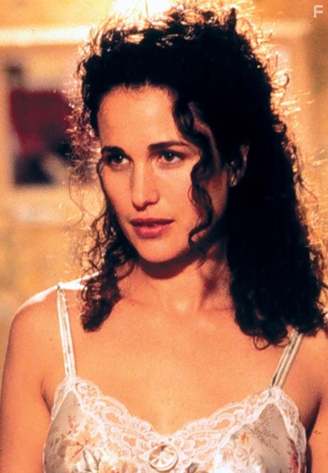 Andie MacDowell in Множество (1996)