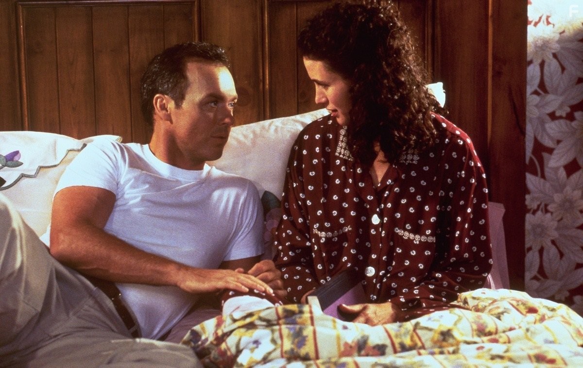 Michael Keaton and Andie MacDowell in Множество (1996)