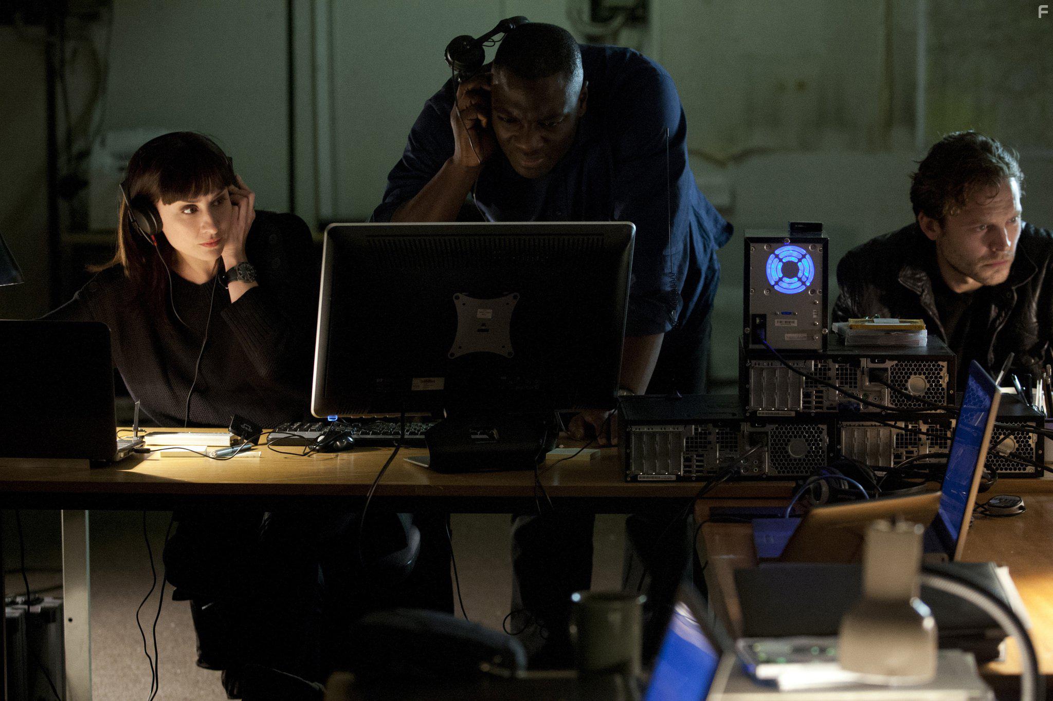 Adewale Akinnuoye-Agbaje and Morven Christie in Hunted (2012)