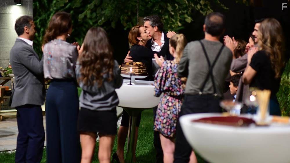 Dolunay Soysert and Erkan Petekkaya in Kayitdisi (2017)