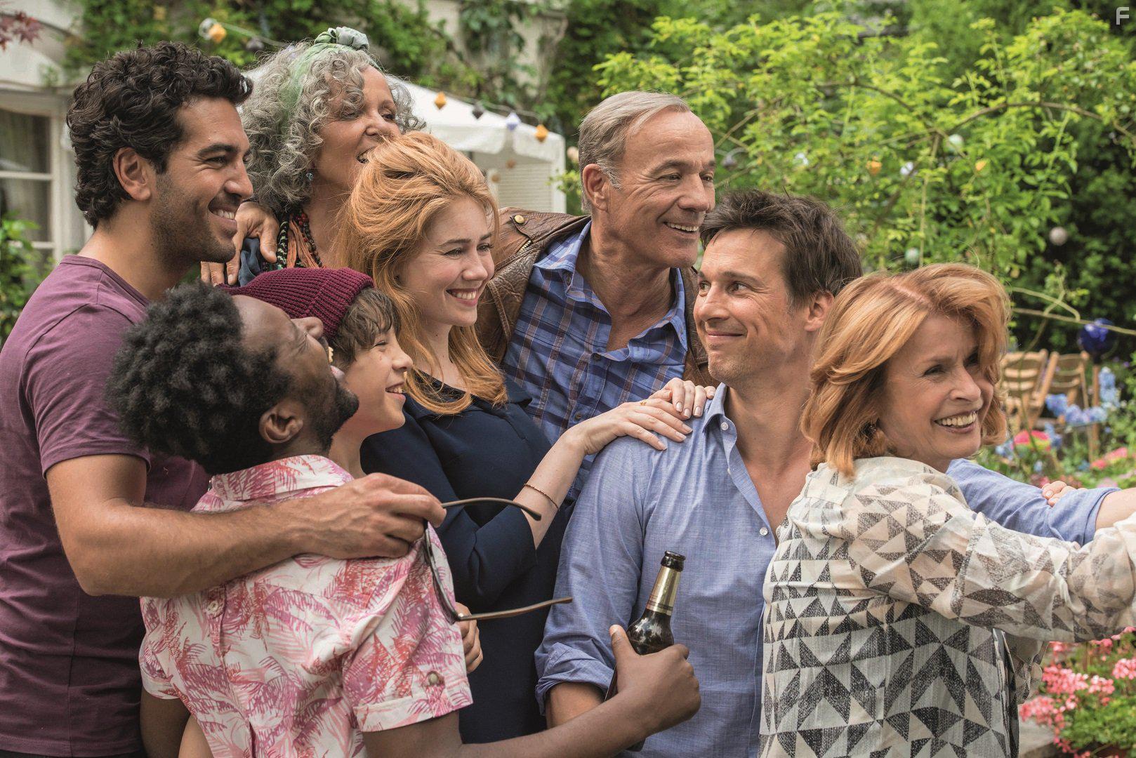 Senta Berger, Ulrike Kriener, Heiner Lauterbach, Elyas M'Barek, Florian David Fitz, Palina Rojinski, Eric Kabongo, and Marinus Hohmann in Willkommen bei den Hartmanns (2016)