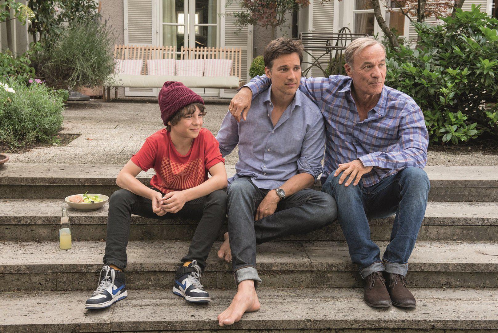 Heiner Lauterbach, Florian David Fitz, and Marinus Hohmann in Willkommen bei den Hartmanns (2016)