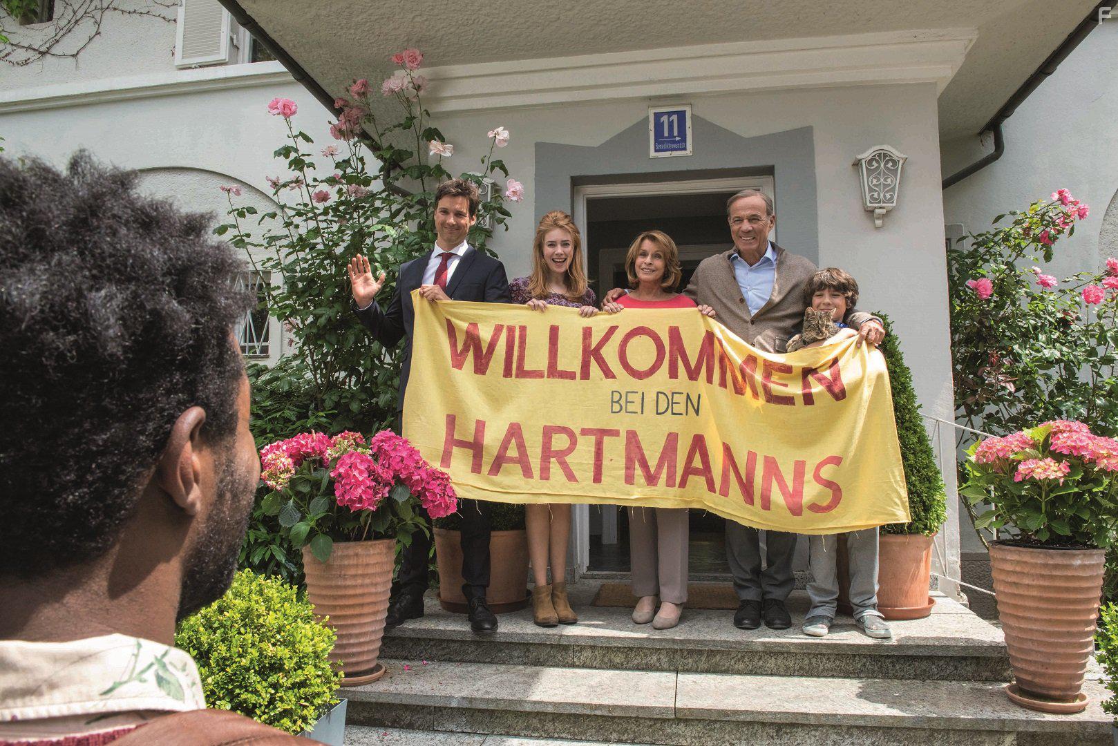 Senta Berger, Heiner Lauterbach, Florian David Fitz, Palina Rojinski, Eric Kabongo, and Marinus Hohmann in Willkommen bei den Hartmanns (2016)