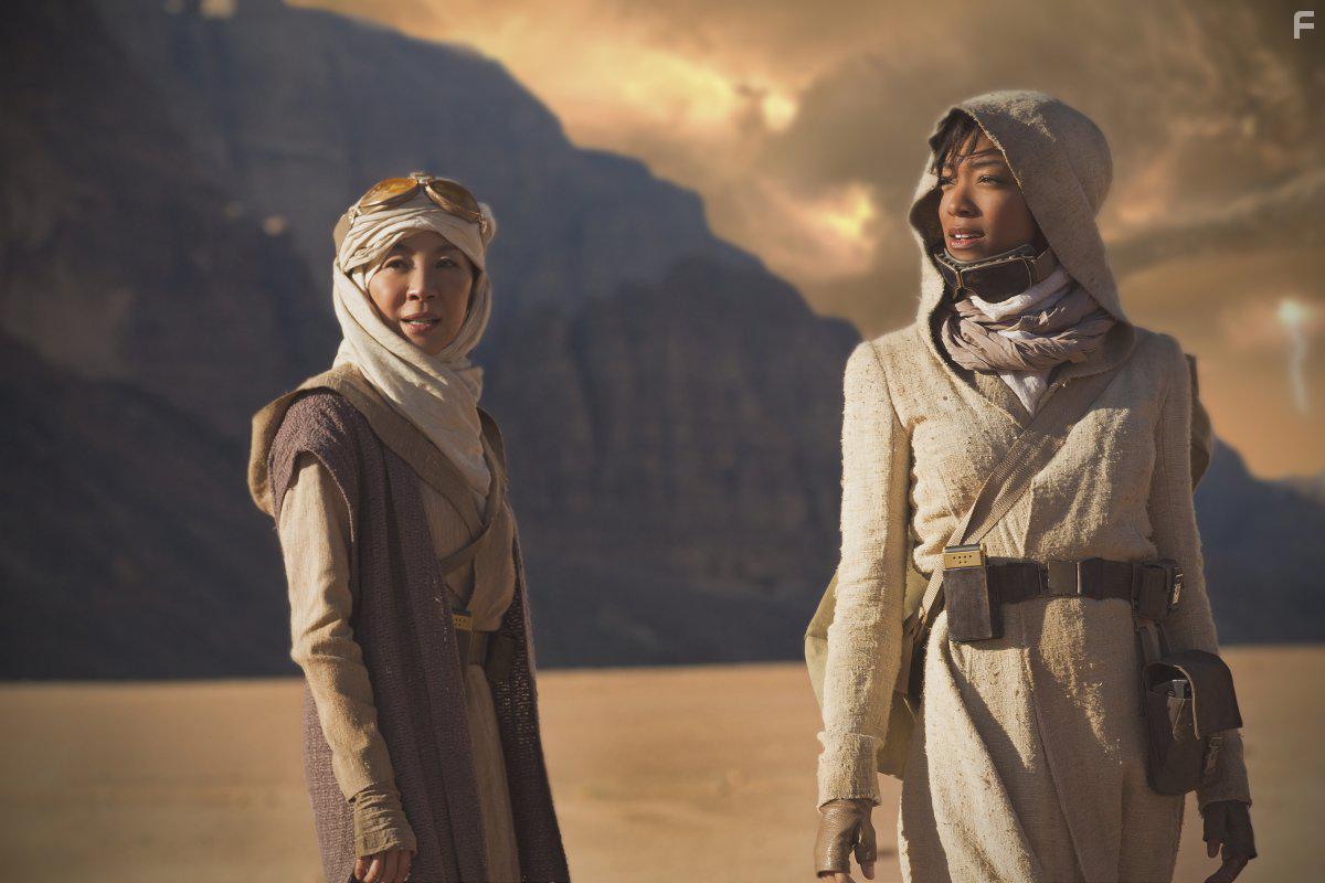 Michelle Yeoh and Sonequa Martin-Green in Star Trek: Discovery (2017)