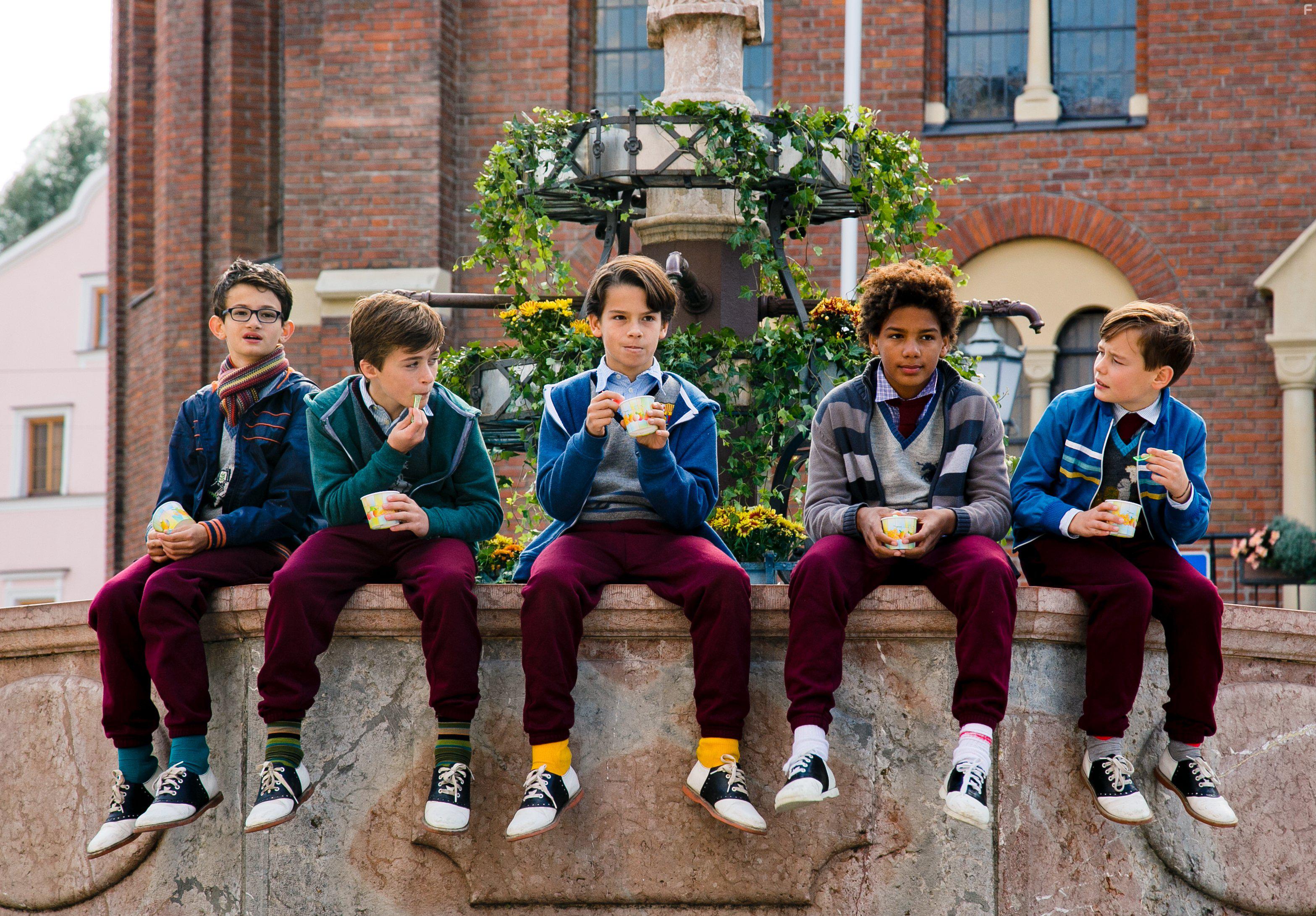 Maurizio Magno, Eloi Christ, Caspar Kryzsch, Chieloka Nwokolo, and Benedict Glckle in Burg Schreckenstein (2016)