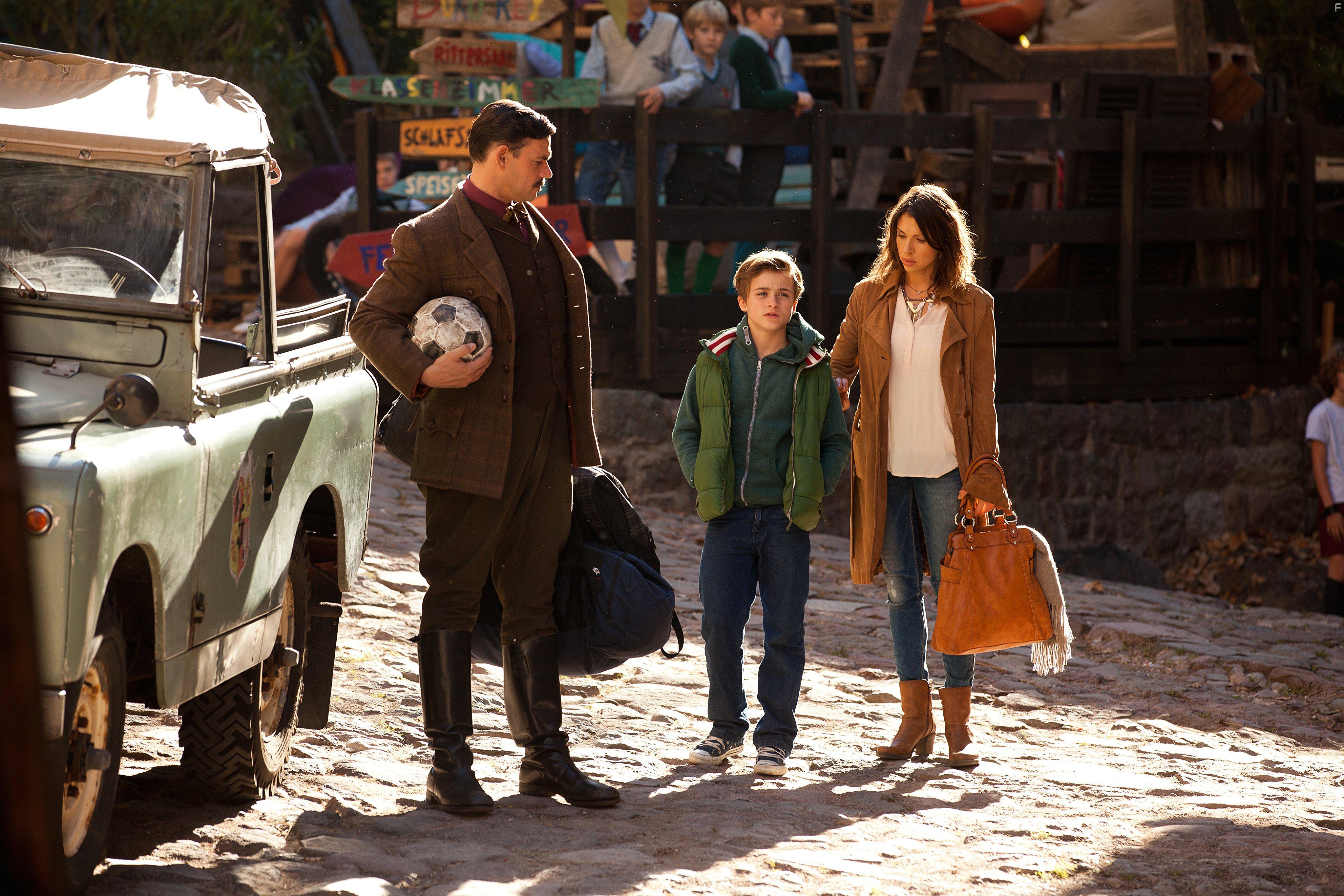 Alexander Beyer, Jana Pallaske, and Maurizio Magno in Burg Schreckenstein (2016)
