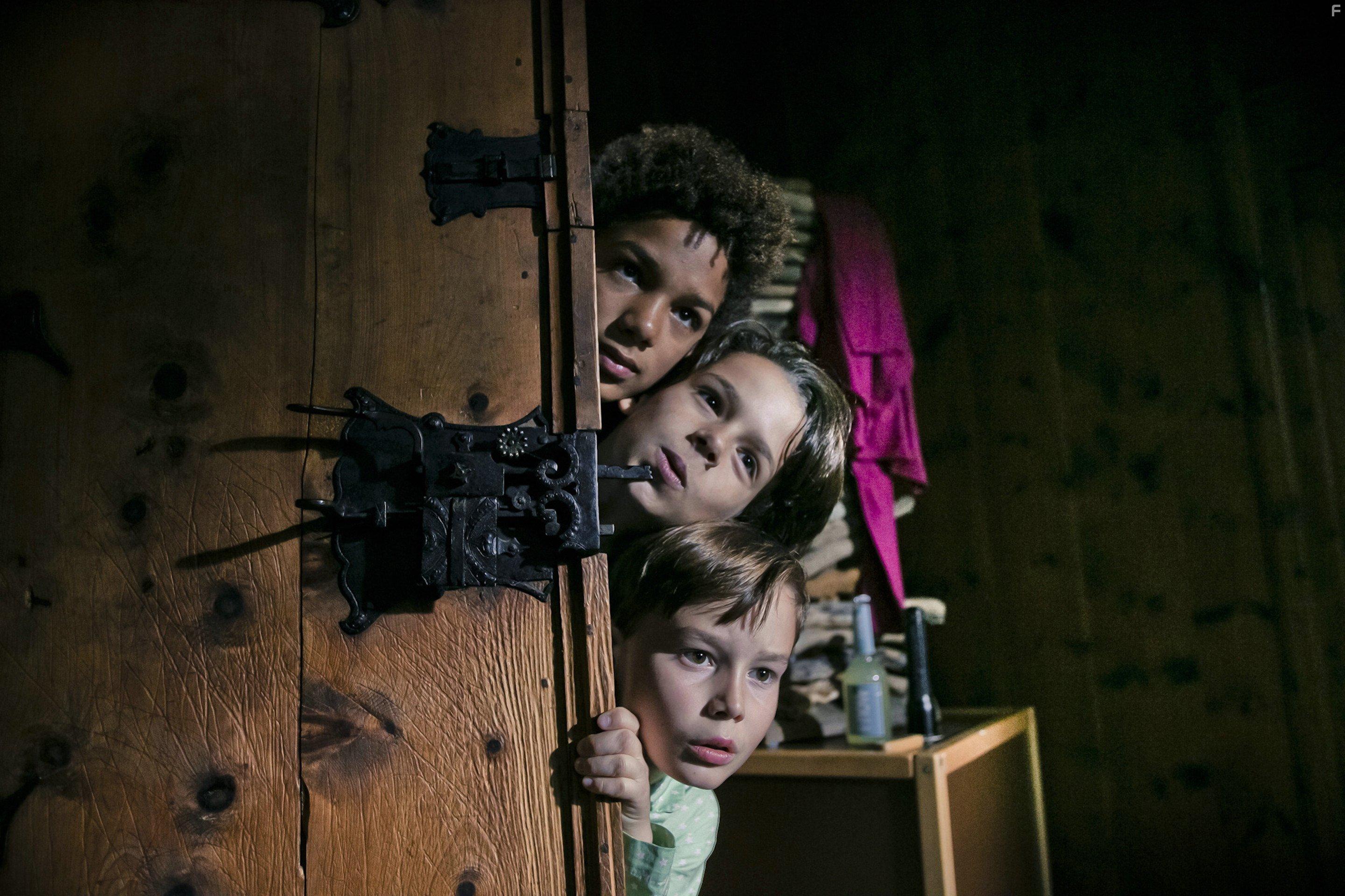 Caspar Kryzsch, Chieloka Nwokolo, and Benedict Glckle in Burg Schreckenstein (2016)