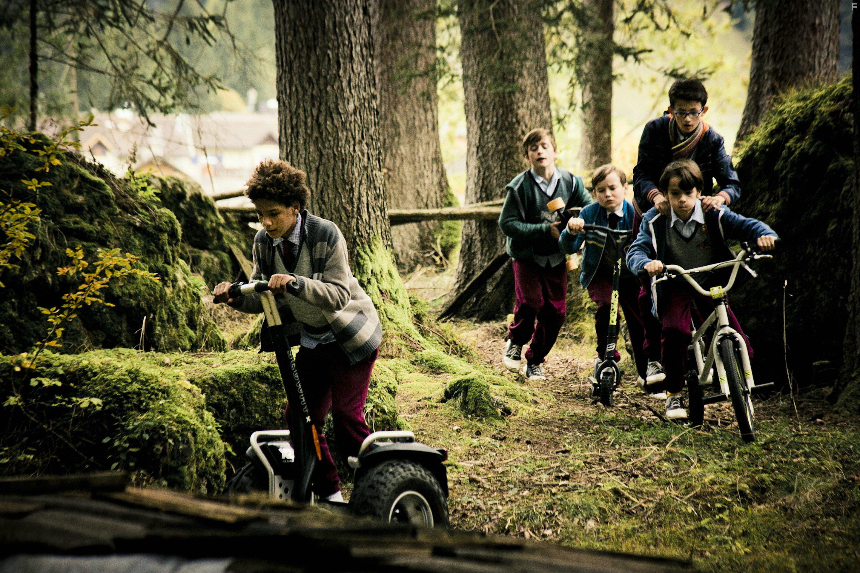 Maurizio Magno, Eloi Christ, Caspar Kryzsch, Chieloka Nwokolo, and Benedict Glckle in Burg Schreckenstein (2016)