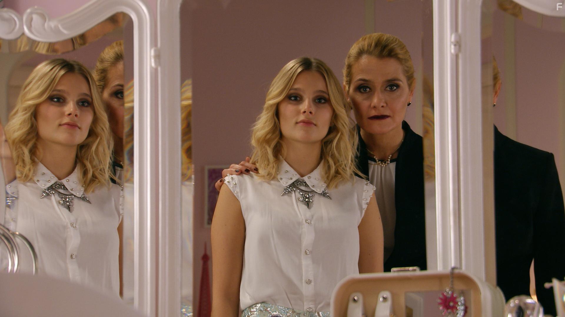 Lucila Gandolfo and Valentina Zenere in Soy Luna (2016)