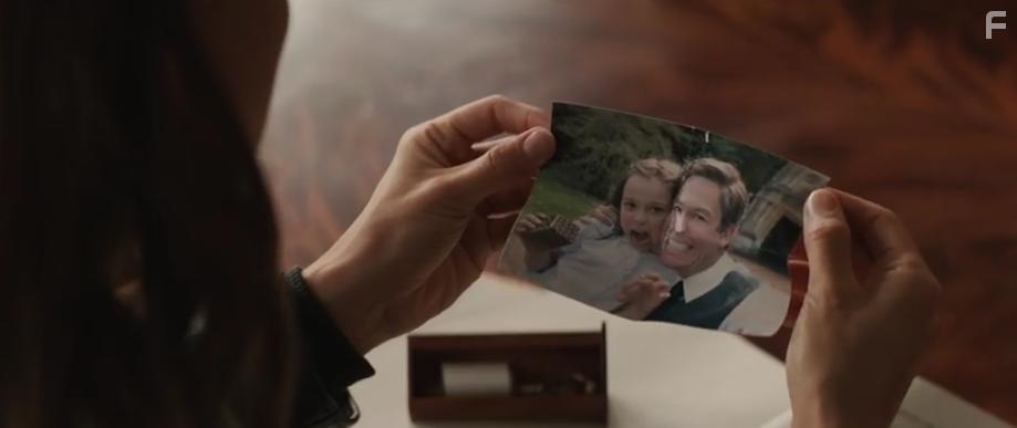 Dominic West and Maisy De Freitas in Tomb Raider (2018)