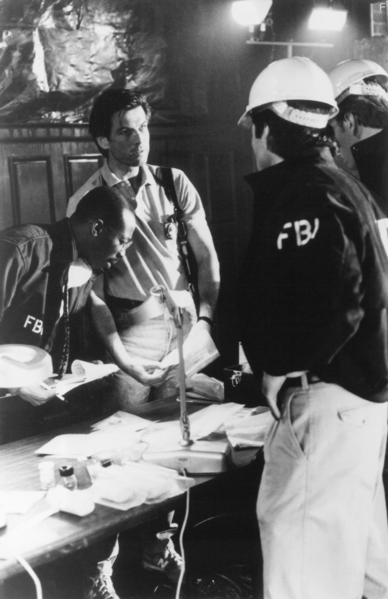 Pierce Brosnan in Провод под током (1992)