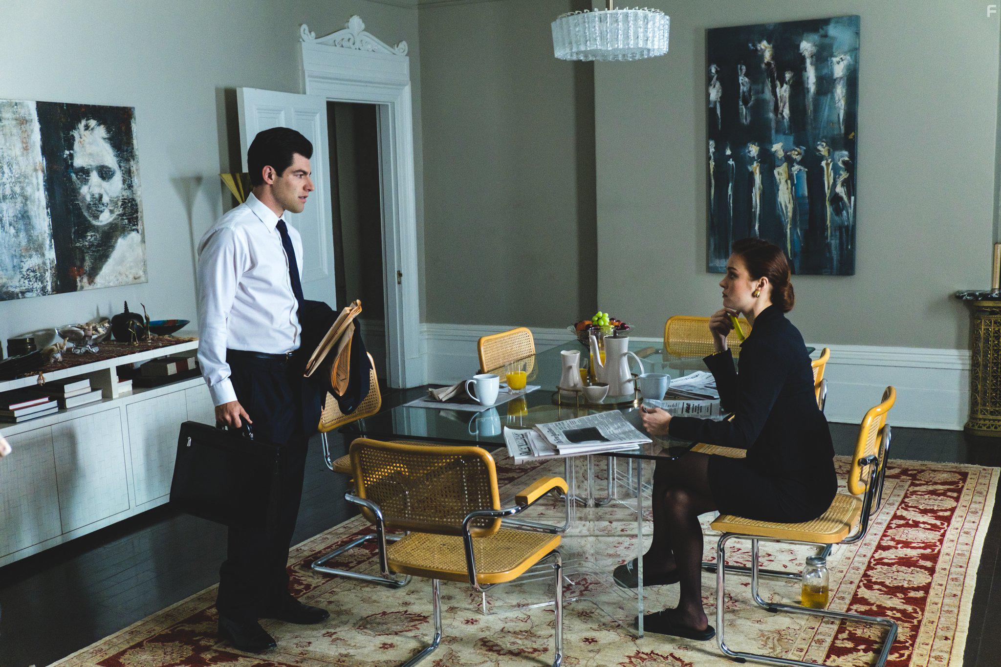 Max Greenfield and Brie Larson in The Glass Castle (2017)