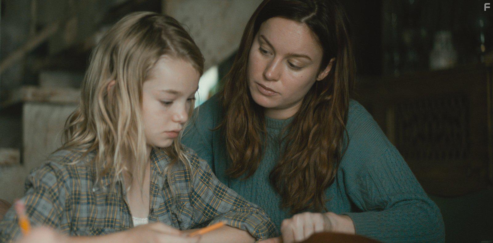 Brie Larson and Shree Crooks in The Glass Castle (2017)