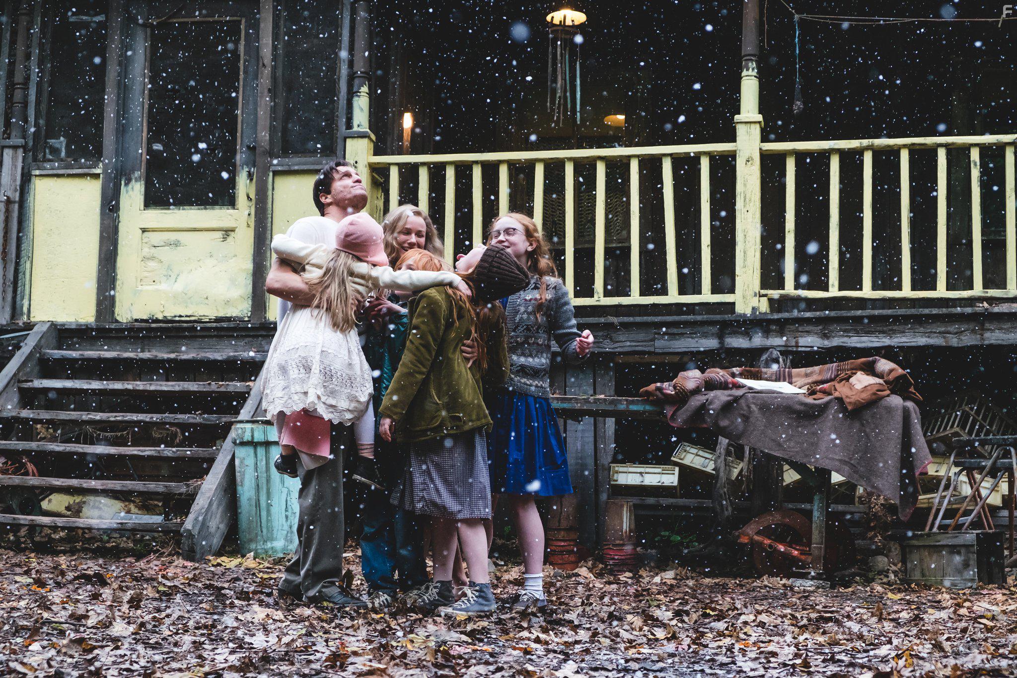 Woody Harrelson, Naomi Watts, Ella Anderson, Sadie Sink, Rex Walls, The Glass, Charlie Shotwell, Anderson Young, Rose Mary, Eden Grace, and Jake Giles in The Glass Castle (2017)