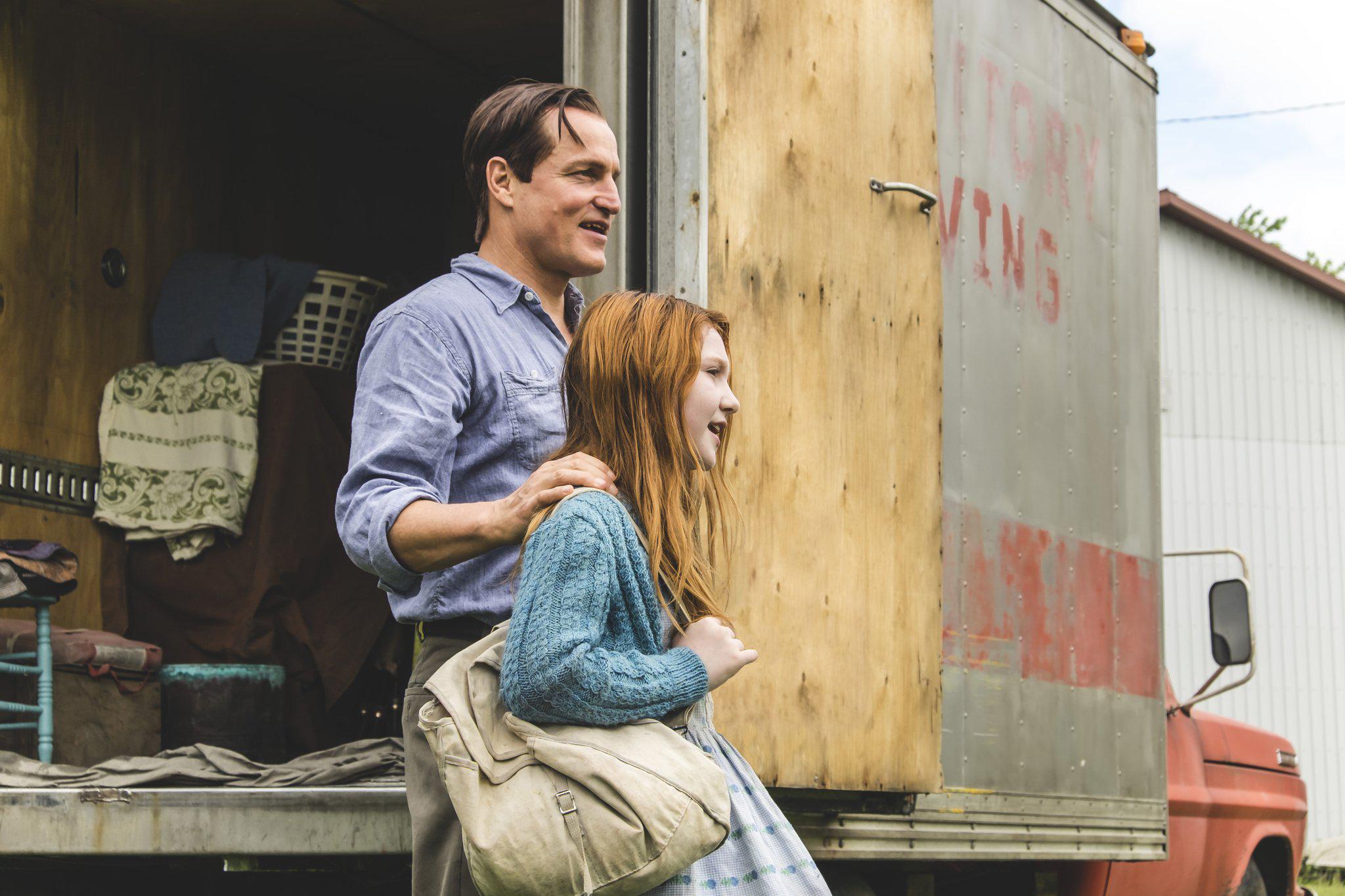 Woody Harrelson and Ella Anderson in The Glass Castle (2017)