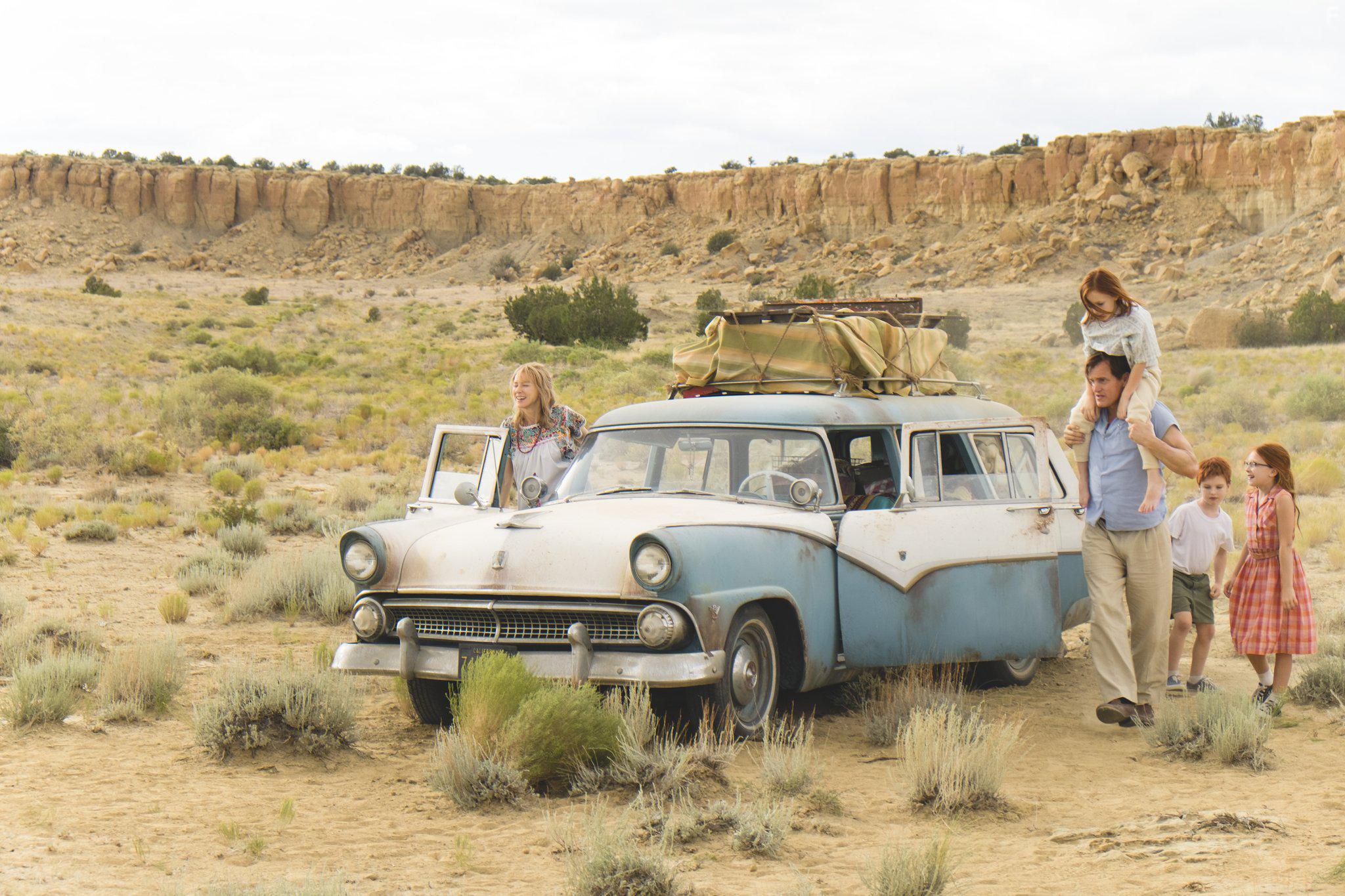 Woody Harrelson, Naomi Watts, Chandler Head, Iain Armitage, and Olivia Kate Rice in The Glass Castle (2017)