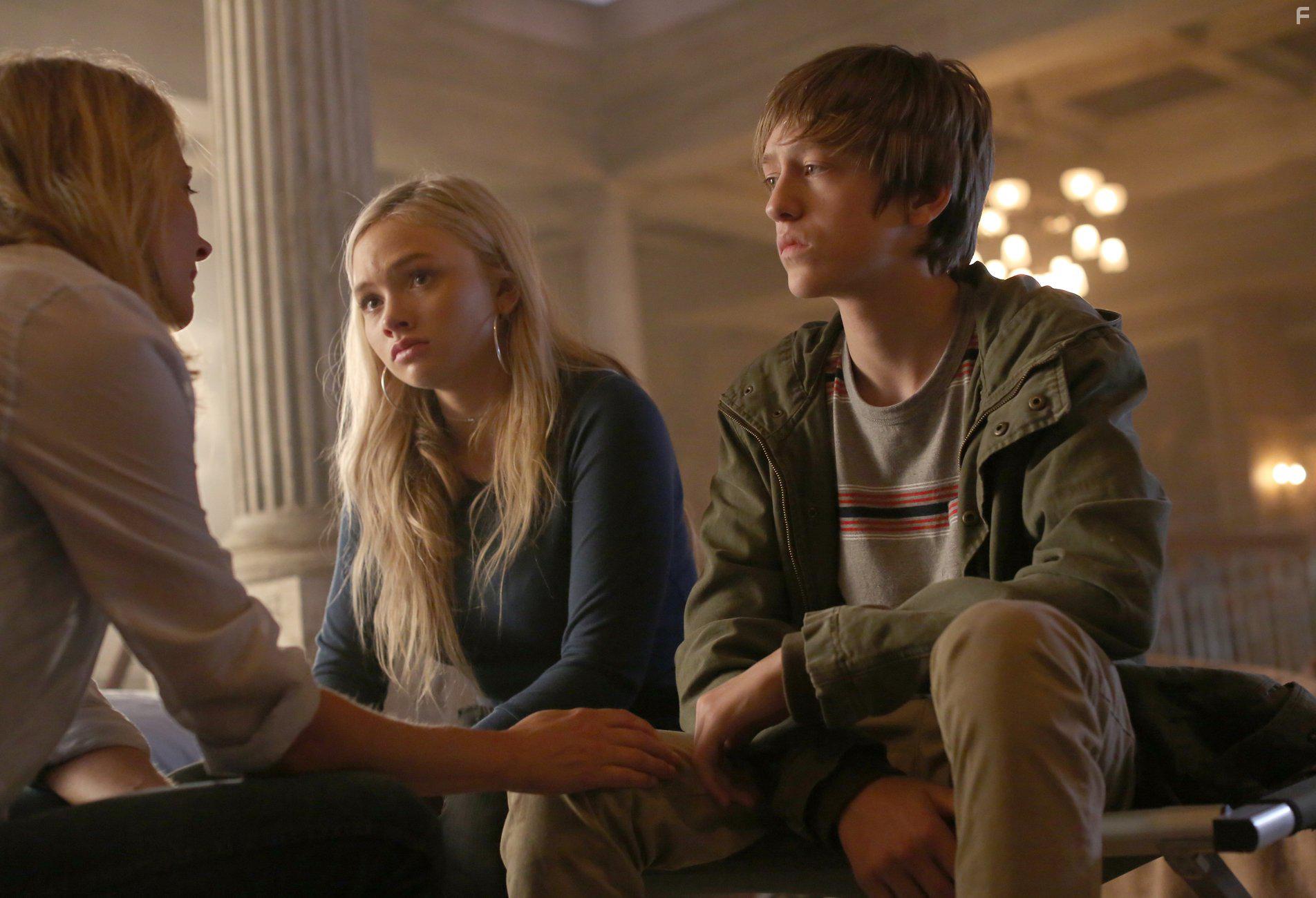 Amy Acker, Natalie Alyn Lind, and Percy Hynes White in The Gifted (2017)
