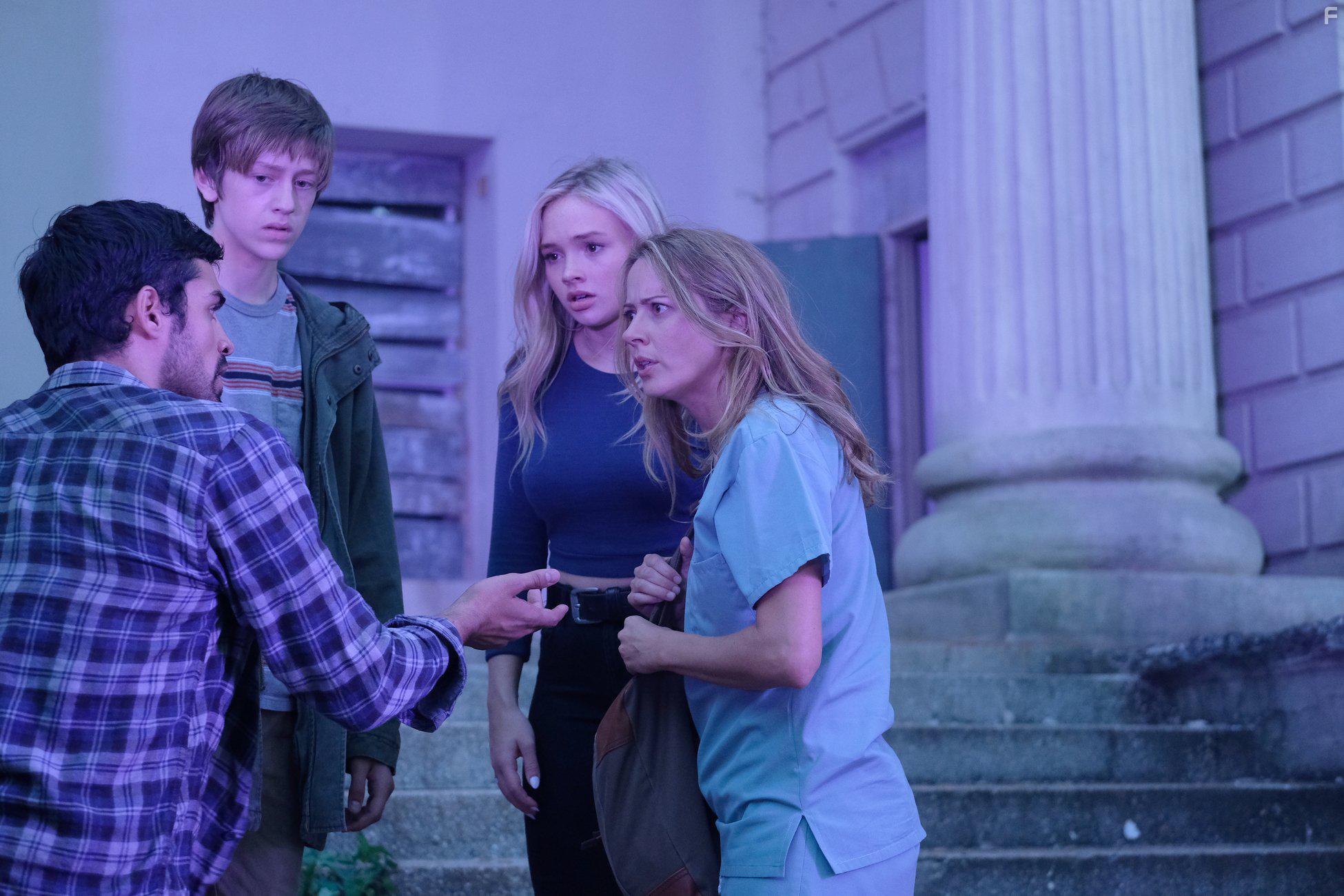 Amy Acker, Natalie Alyn Lind, and Percy Hynes White in The Gifted (2017)