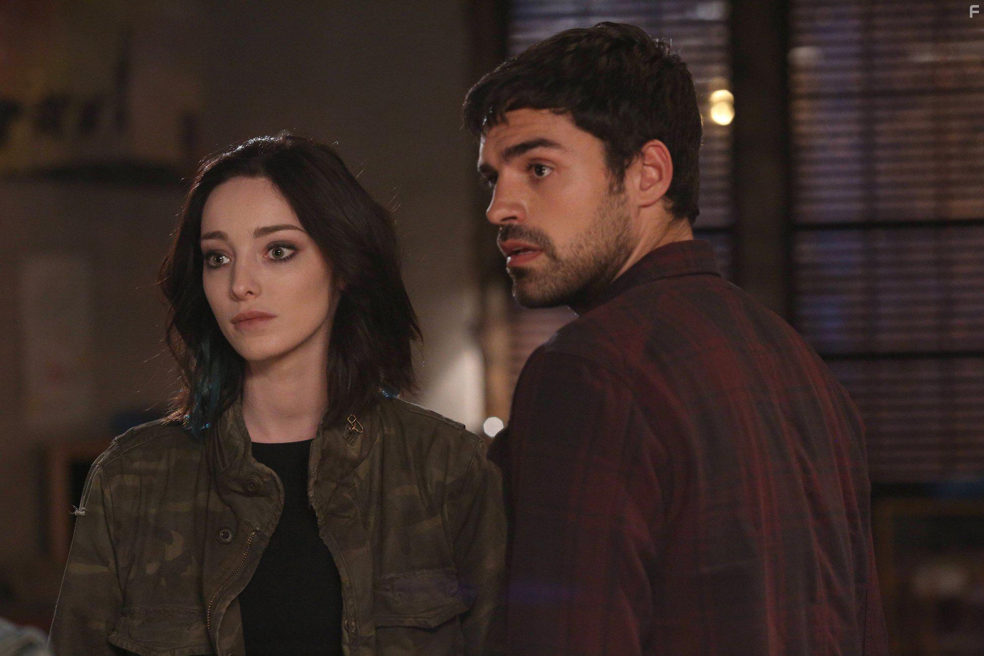Emma Dumont and Sean Teale in The Gifted (2017)