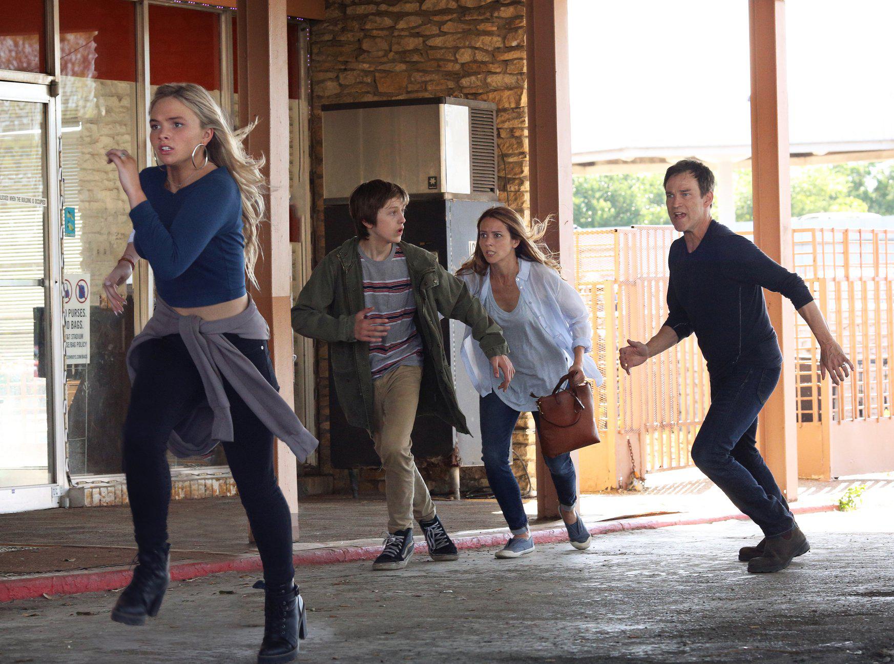 Amy Acker, Stephen Moyer, Natalie Alyn Lind, and Percy Hynes White in The Gifted (2017)