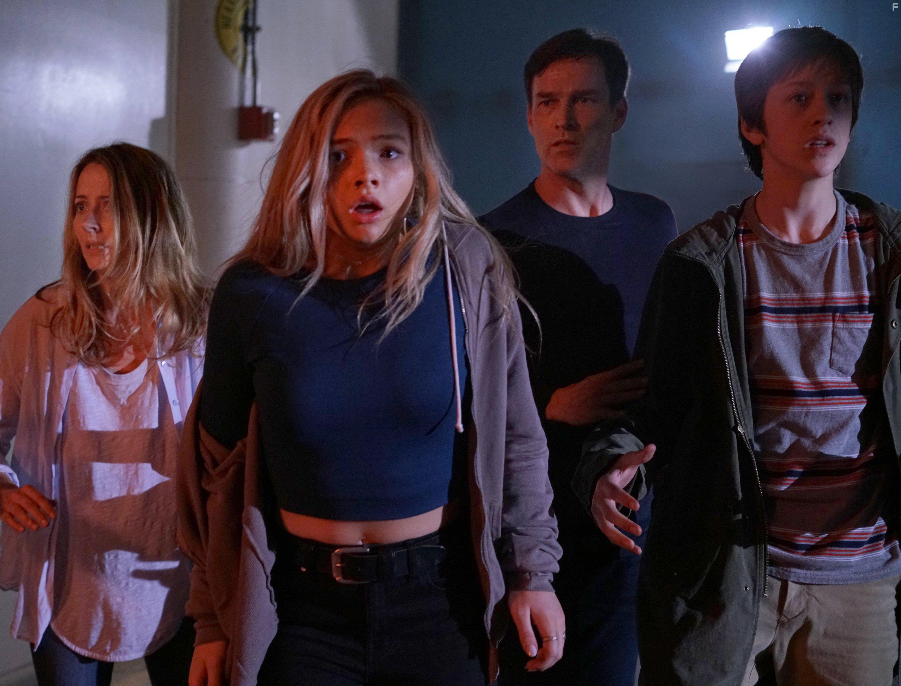 Amy Acker, Stephen Moyer, Natalie Alyn Lind, and Percy Hynes White in The Gifted (2017)