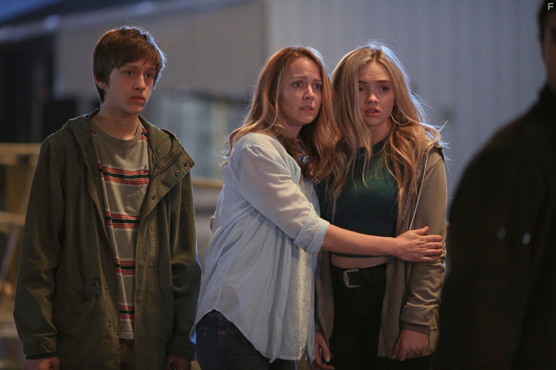 Amy Acker, Natalie Alyn Lind, and Percy Hynes White in The Gifted (2017)