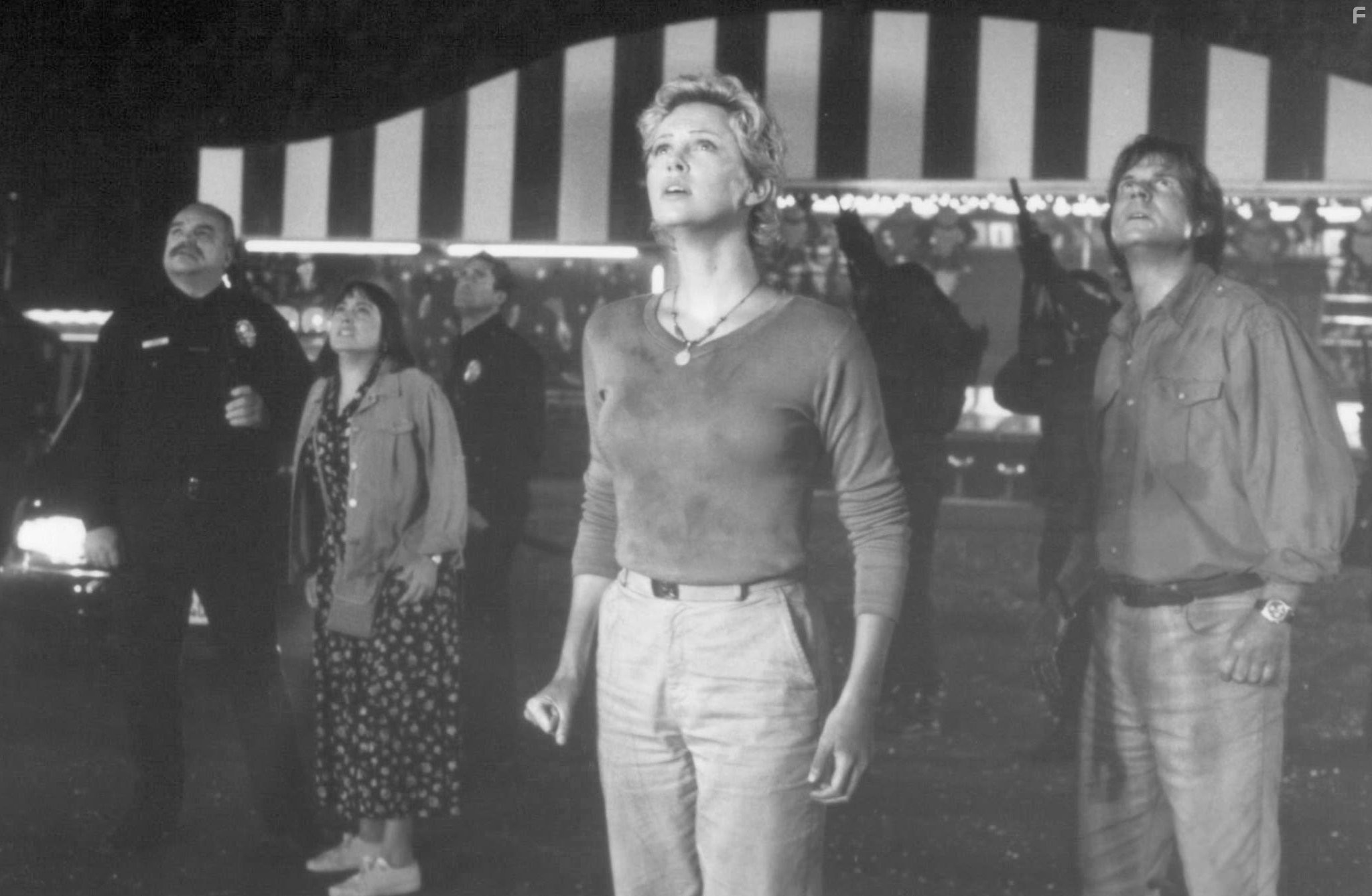 Bill Paxton and Charlize Theron in Могучий Джо Янг (1998)